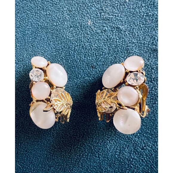 Vintage Pakula Clip-On Earrings Soft Moonglow Cabochons Rhinestones Leaf Gold - Picture 2 of 9